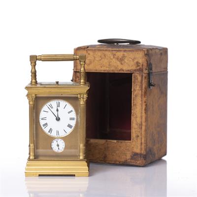 Lot 60 - A LATE 19TH CENTURY FRENCH CARRIAGE CLOCK the masked white enamel circular Roman dial over a