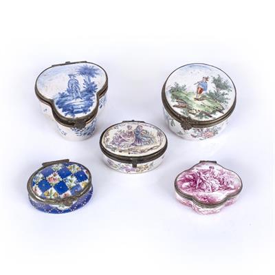 Lot 66 - A CONTINENTAL ENAMEL PATCH BOX