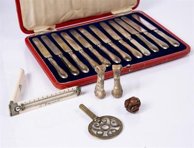 Lot 80 - A VICTORIAN FOLDING IVORY TRAVELLING THERMOMETER with an early possibly 17th century brass