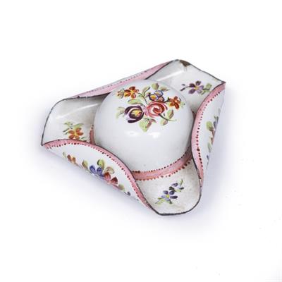 Lot 105 - AN 18TH CENTURY BILSTON ENAMEL STYLE PATCH OR SNUFF BOX in the form of a tricorn hat with floral