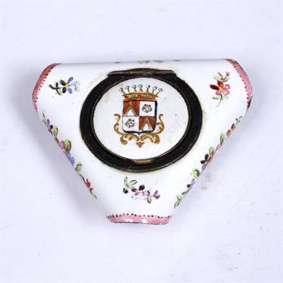 Lot 105 - AN 18TH CENTURY BILSTON ENAMEL STYLE PATCH OR SNUFF BOX in the form of a tricorn hat with floral
