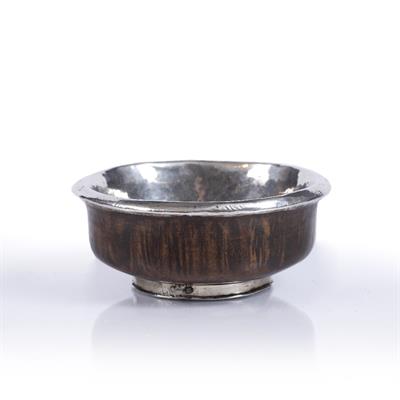 Lot 106 - AN ANTIQUE SIMULATED WALNUT TURNED WOOD AND WHITE METAL MOUNTED MAZER BOWL