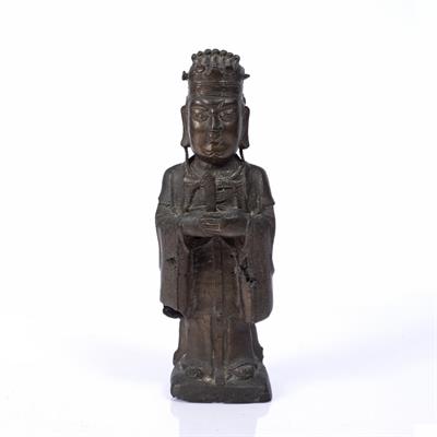 Lot 121 - AN ANTIQUE CHINESE BRONZE FIGURE of an Official with flowing robes