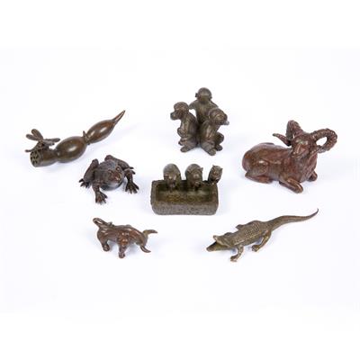 Lot 194 - A BRONZE MINIATURE FIGURE OF A  RECUMBENT RAM