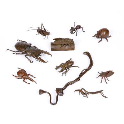 Lot 195 - A BRONZE MINIATURE FIGURE OF A STAG BEETLE