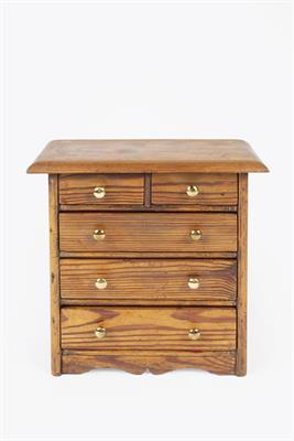 Lot 65 - Small pitch pine chest