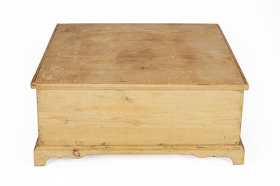 Lot 82 - Pine small trunk/coffer