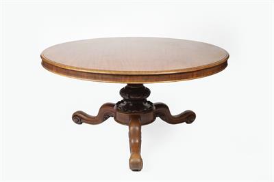 Lot 100 - Mahogany large circular dining table