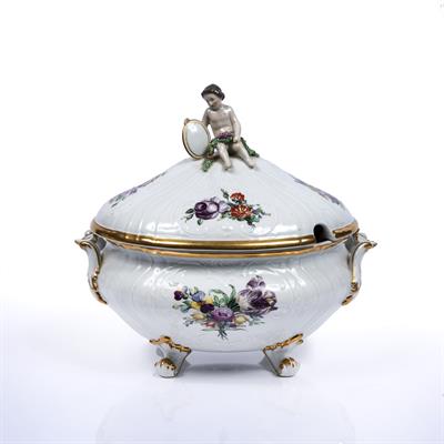 Lot 275 - Royal Copenhagen large white porcelain oval tureen and cover