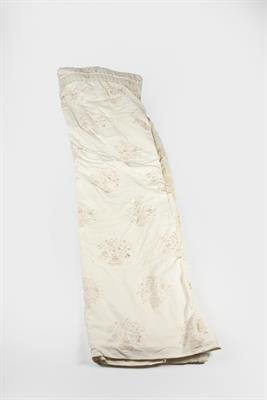 Lot 289 - Pair of ivory ground curtains