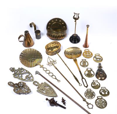 Lot 321 - Collection of brassware