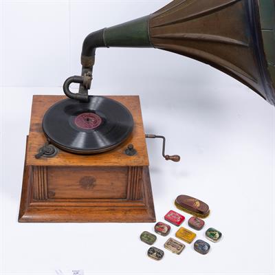 Lot 328 - Horn gramophone