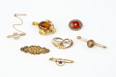 Lot 89 - A collection of antique and later brooches,...