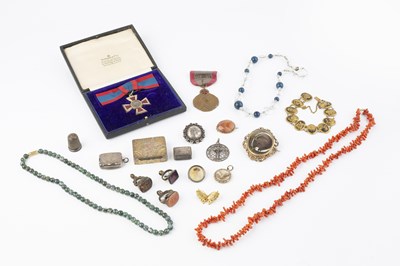 Lot 220 - A collection of antique and later jewellery...