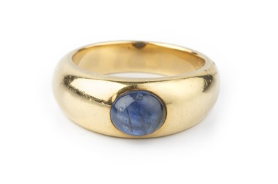 Lot 152 - A sapphire single stone ring, the tapered...