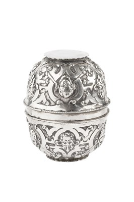 Lot 388 - A late 19th century Hanau silver double cup,...