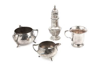 Lot 425 - An Edwardian silver Arts & Crafts style...