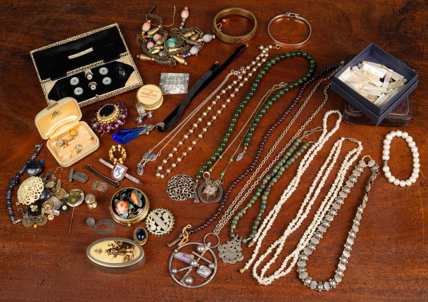 Lot 50 - A collection of jewellery and costume items