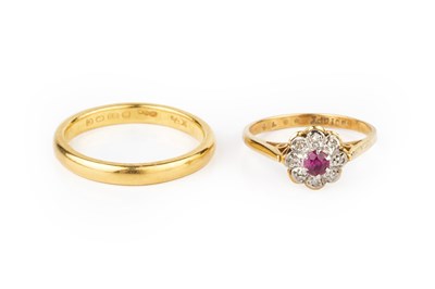 Lot 242 - A diamond and gem set cluster ring, the...