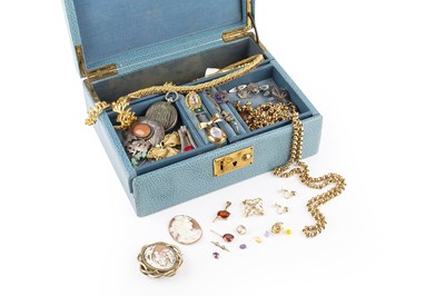 Lot 279 - A collection of jewellery, to include an...