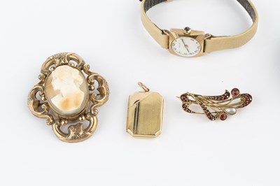 Lot 277 - A small collection of jewellery and watches,...