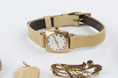 Lot 277 - A small collection of jewellery and watches,...