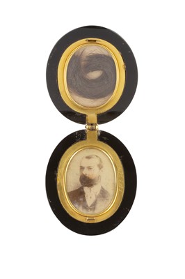 Lot 37 - A 19th century memorial locket pendant, the...