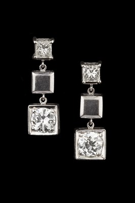 Lot 179 - A matched diamond pendant and earrings suite,...