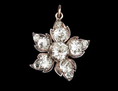 Lot 189 - A diamond flowerhead cluster pendant/brooch,...