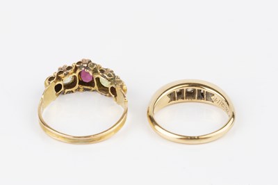 Lot 43 - A diamond five stone ring, the graduated old...