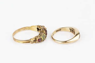 Lot 43 - A diamond five stone ring, the graduated old...