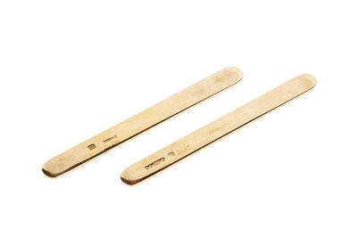 Lot 88 - A matched pair of 9ct gold collar stays by...
