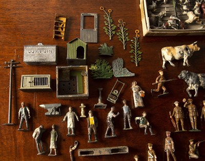 Lot 194 - Collection of military and civilian lead...