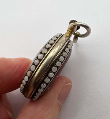 Lot 47 - A banded agate necklace, comprising a line of...