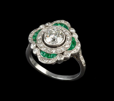 Lot 193 - An emerald and diamond panel ring, the...