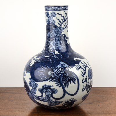 Lot 250 - Large blue and white bottle vase Chinese,...