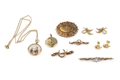 Lot 259 - A small collection of jewellery, comprising an...