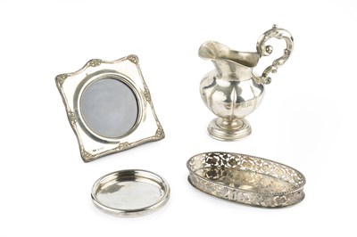 Lot 512 - An Edwardian silver oval small tray, with...