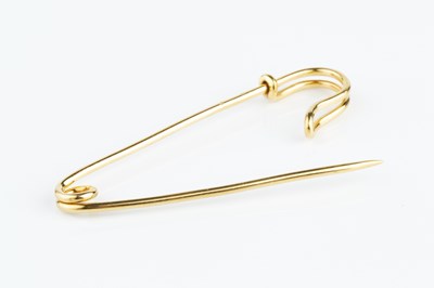 Lot 6 - A yellow precious metal kilt pin, with partial...