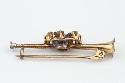 Lot 15 - A late 19th/early 20th century diamond set bar...
