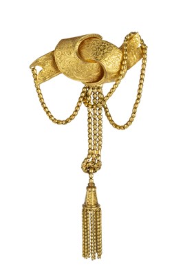 Lot 23 - A Victorian knot brooch, modelled as a...
