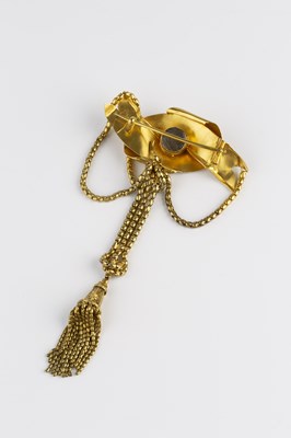 Lot 23 - A Victorian knot brooch, modelled as a...