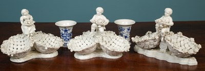 Lot 187 - A quantity of ceramics to include a pair of Italian pottery parrots