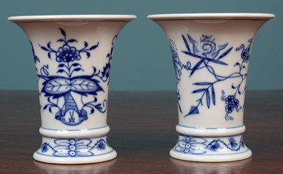 Lot 187 - A quantity of ceramics to include a pair of Italian pottery parrots