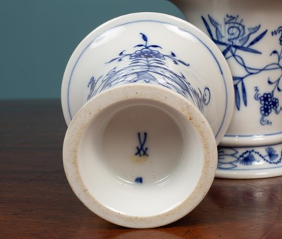 Lot 187 - A quantity of ceramics to include a pair of Italian pottery parrots