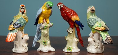 Lot 187 - A quantity of ceramics to include a pair of Italian pottery parrots