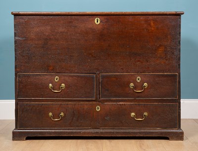 Lot 134 - A Georgian oak mule chest