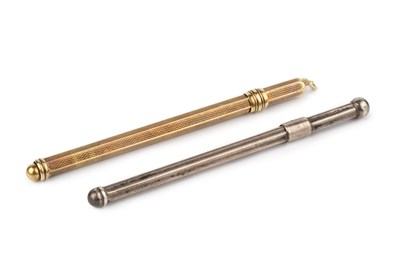 Lot 517 - A gold swizzle stick, with engine turned...