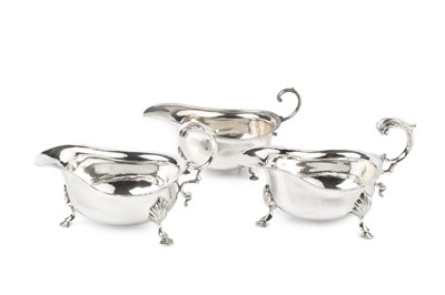 Lot 625 - A pair of George V silver sauce boats, with...