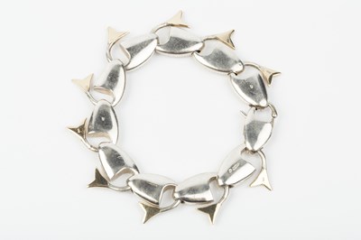 Lot 657 - Brett Payne Silver and 9ct gold fish-link...